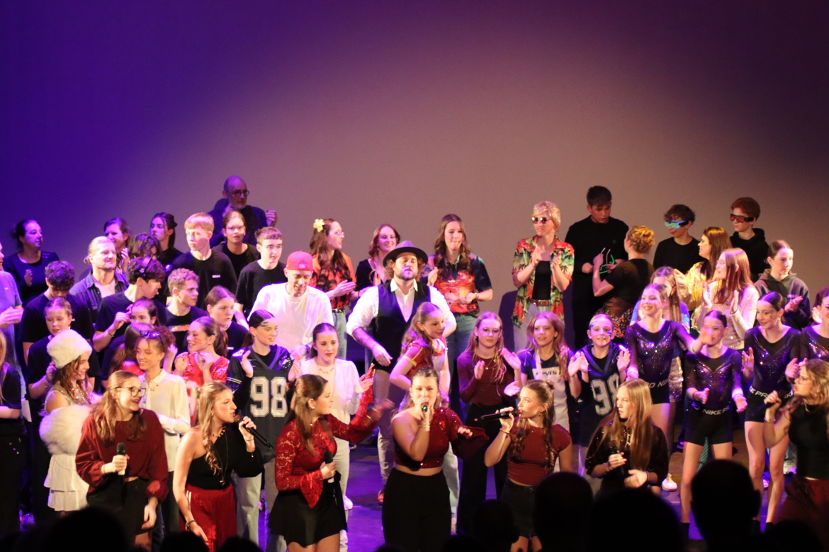 Leerlingen optreden op podium